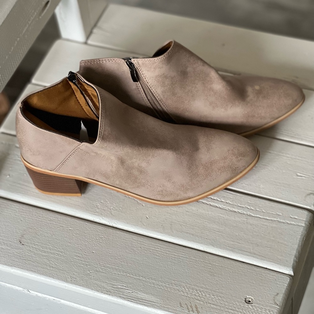 NWT Tan Women’s Bootie Sz 10/42